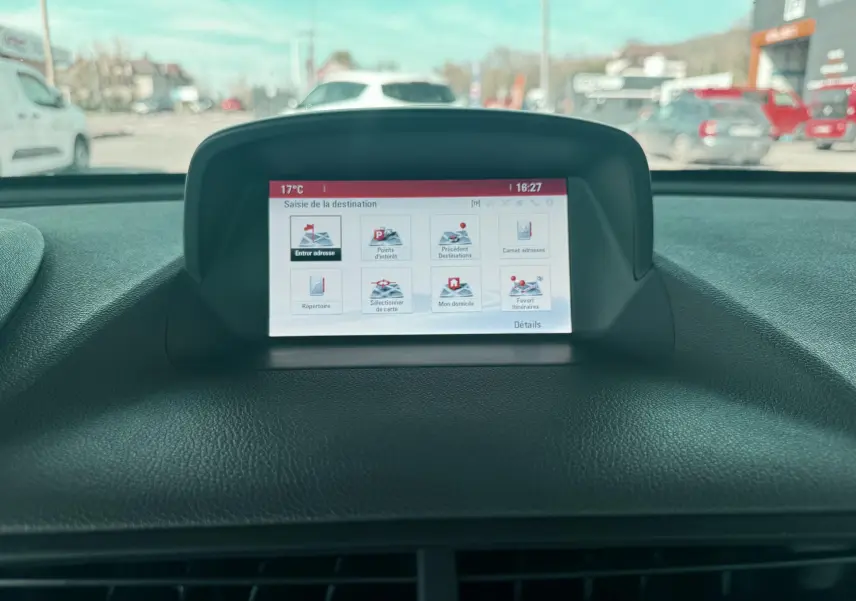 Écran central du système de navigation de l’Opel Mokka X 2016, affichant le menu de saisie de destination.