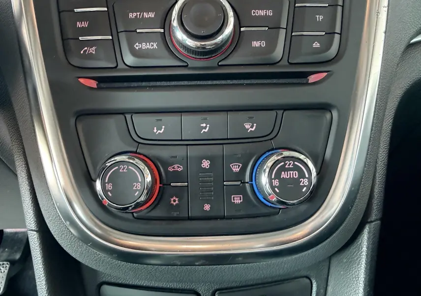 Vue rapprochée de la console centrale de l’Opel Mokka X 2016, avec commandes de climatisation bi-zone et réglages en rouge et bleu.