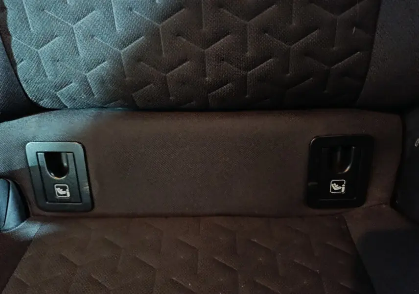 Détail des fixations Isofix sur la banquette arrière noire de la Toyota Corolla Hybride 2022.