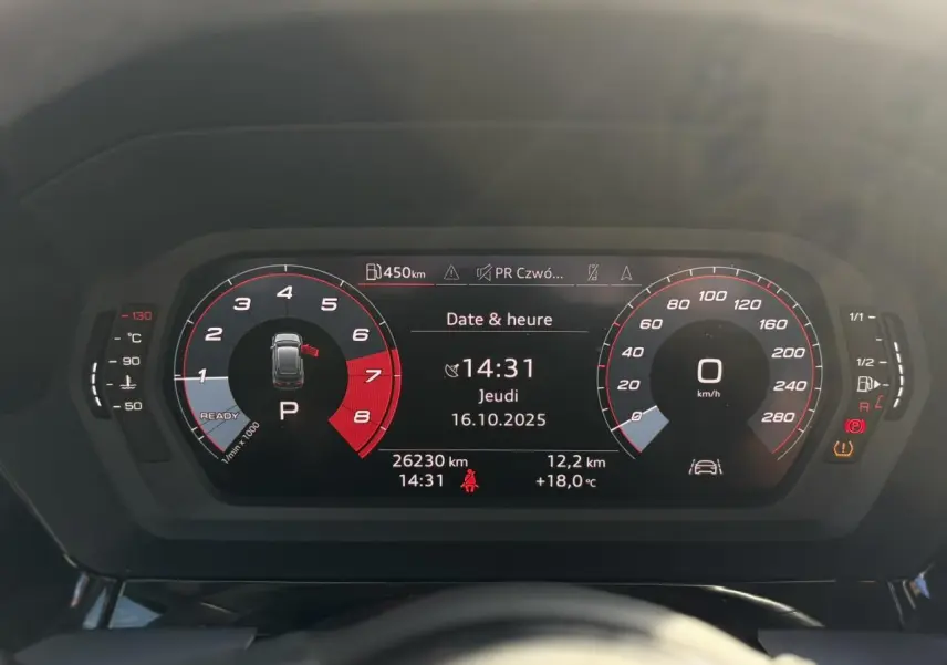 Vue rapprochée du tableau de bord numérique de l'Audi A3 Sportback 30 TFSI 110 S-Tronic Design affichant vitesse et compte-tours.