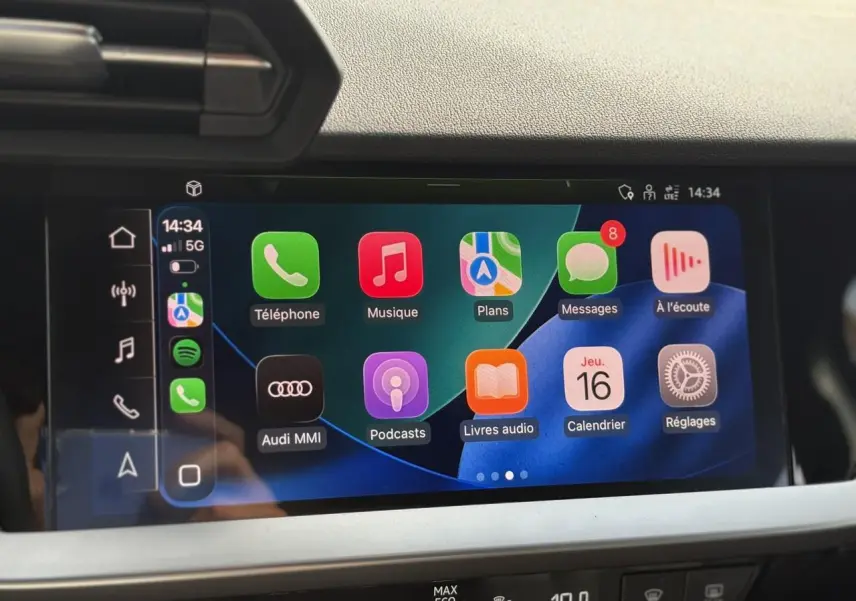 Écran tactile MMI navigation plus de l'Audi A3 Sportback 2023 affichant les applications connectées.