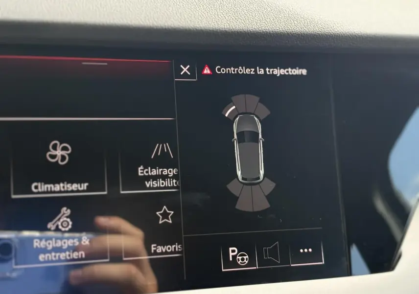 Écran tactile intérieur de l'Audi A3 Sportback 2023 montrant l'alerte de contrôle de trajectoire.