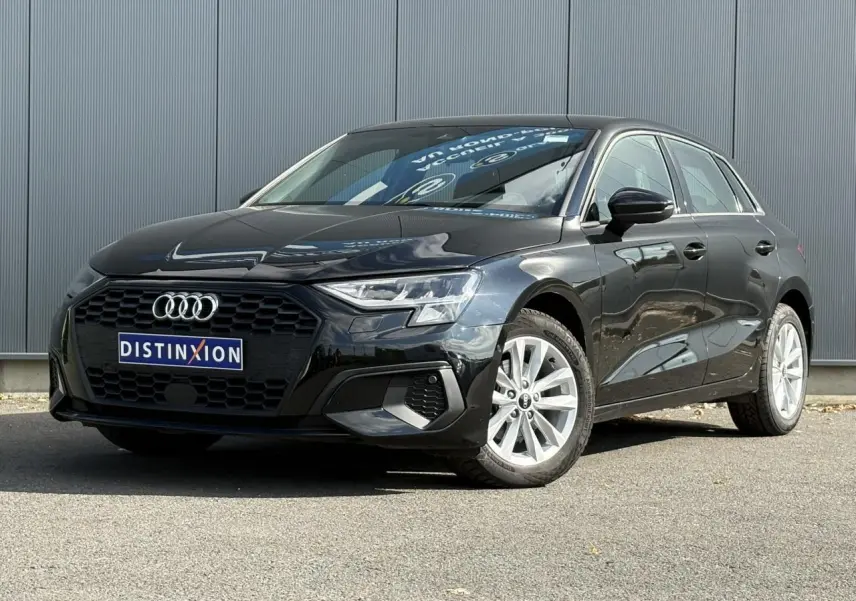Audi A3 Sportback noir Mythe vue 3/4 avant droit avec calandre hexagonale et jantes alliage 16 pouces.