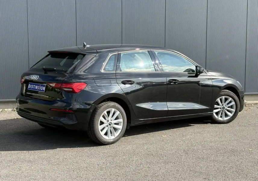 Audi A3 Sportback noir Mythe vue de profil côté droit, mettant en valeur ses jantes alliage 16 pouces et lignes épurées.