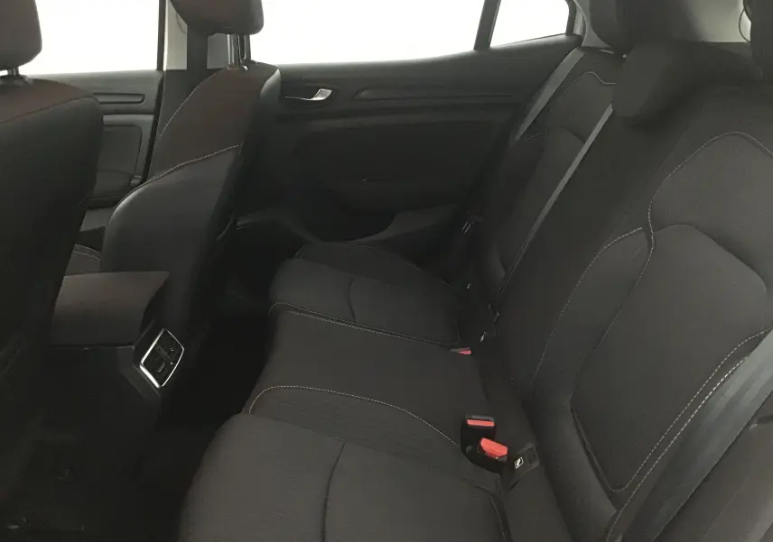 Vue intérieure côté droit des sièges arrière noirs de la Renault Mégane IV Berline 2019, finition Business GPS.