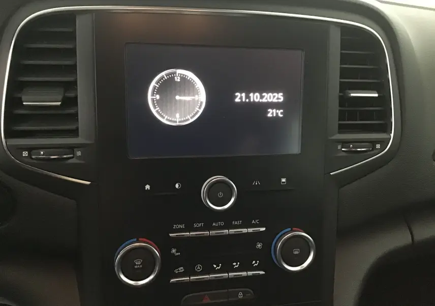 Tableau de bord noir de Renault Mégane IV Berline 2019 avec écran digital affichant date et température