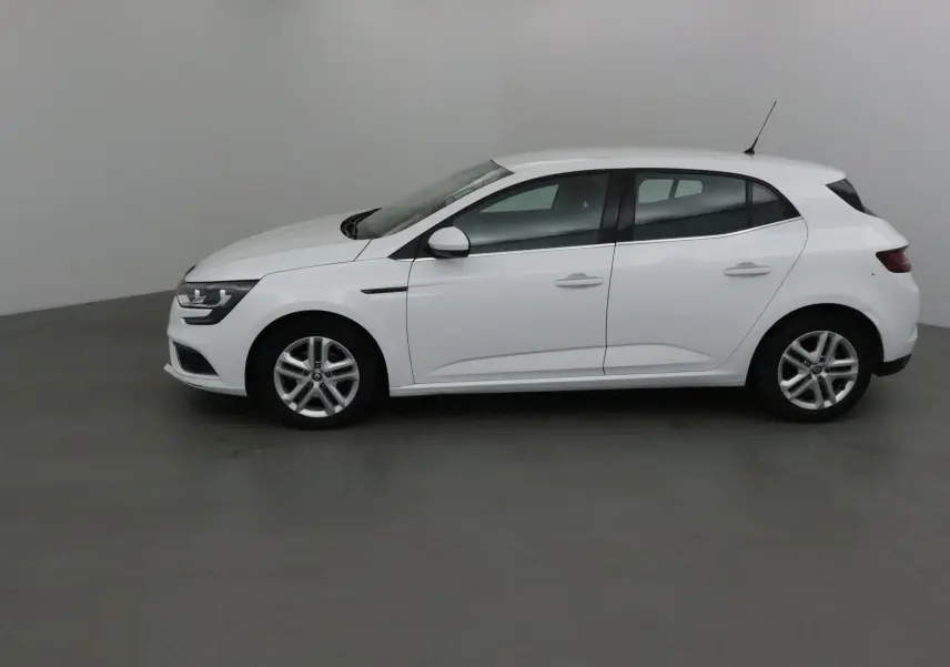 Renault Mégane IV Berline blanche vue de profil côté gauche dans un studio, lignes épurées et jantes alliage.