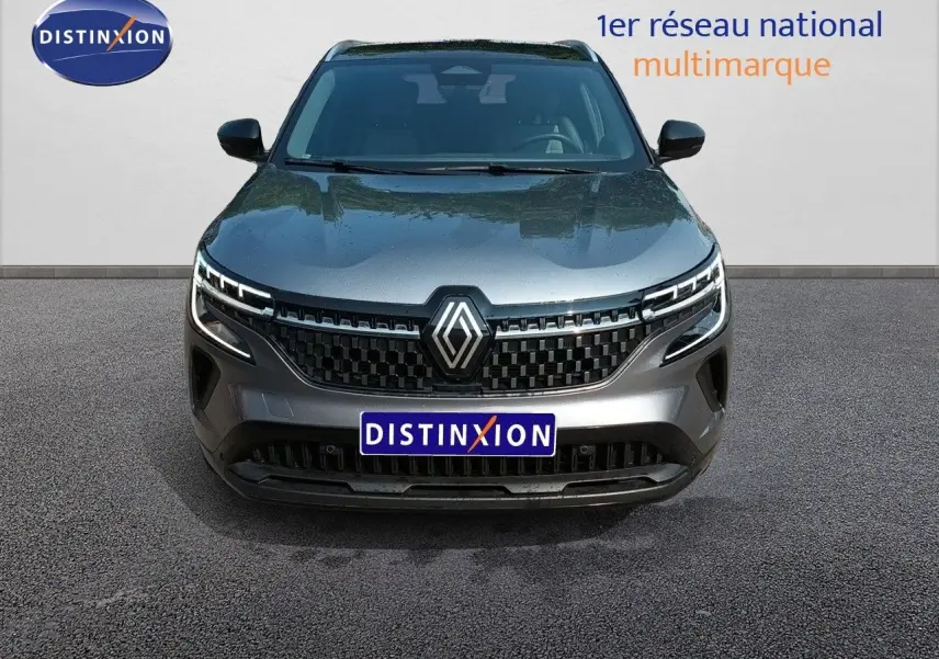Vue avant d'un Renault Austral gris schiste métal avec calandre noire et logo Renault central bien visible.