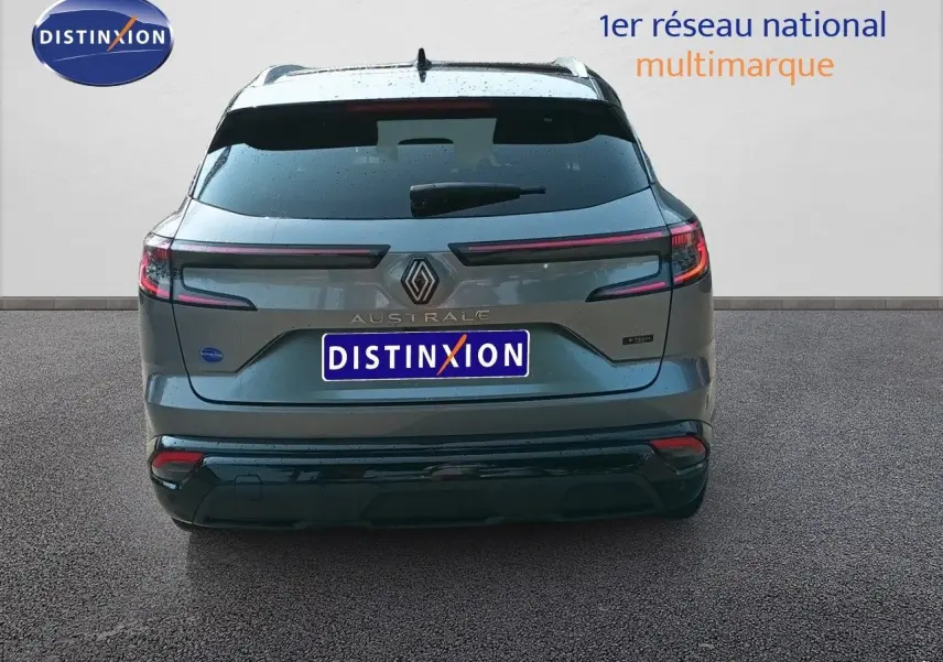 Vue arrière d'une Renault Austral gris schiste métal 2025 avec feux LED fins et logo Renault central.