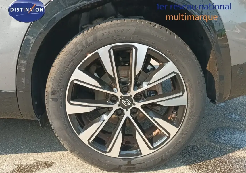 Gros plan sur la roue avant droite du Renault Austral gris schiste métal avec jante alliage bicolore moderne.