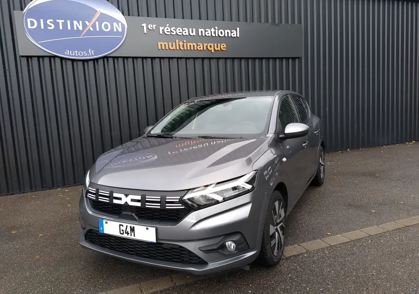 Dacia Sandero 2024 gris vue 3/4 avant droit, avec calandre moderne et jantes alliage distinctives.