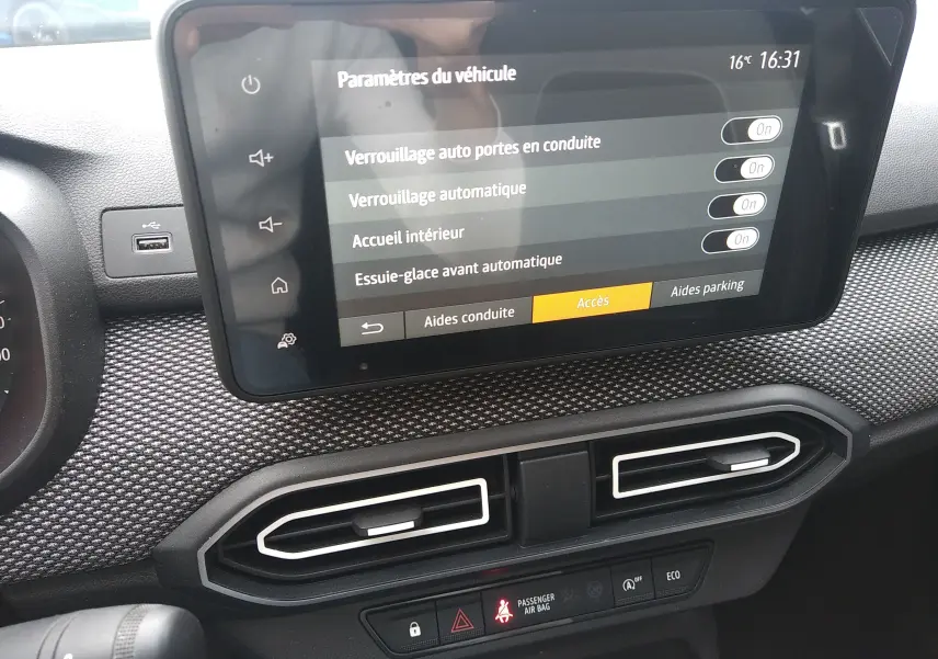Écran tactile central affichant les paramètres de verrouillage dans l’habitacle gris du Dacia Sandero 2024.