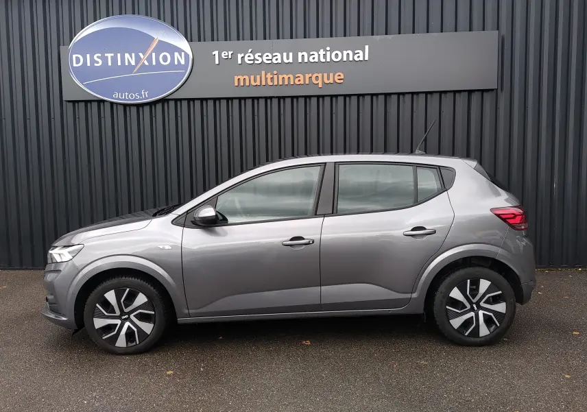Profil côté gauche d'une Dacia Sandero gris 2024, version 1.0 ECO-G 100ch Expression + avec jantes modernes et cinq portes.