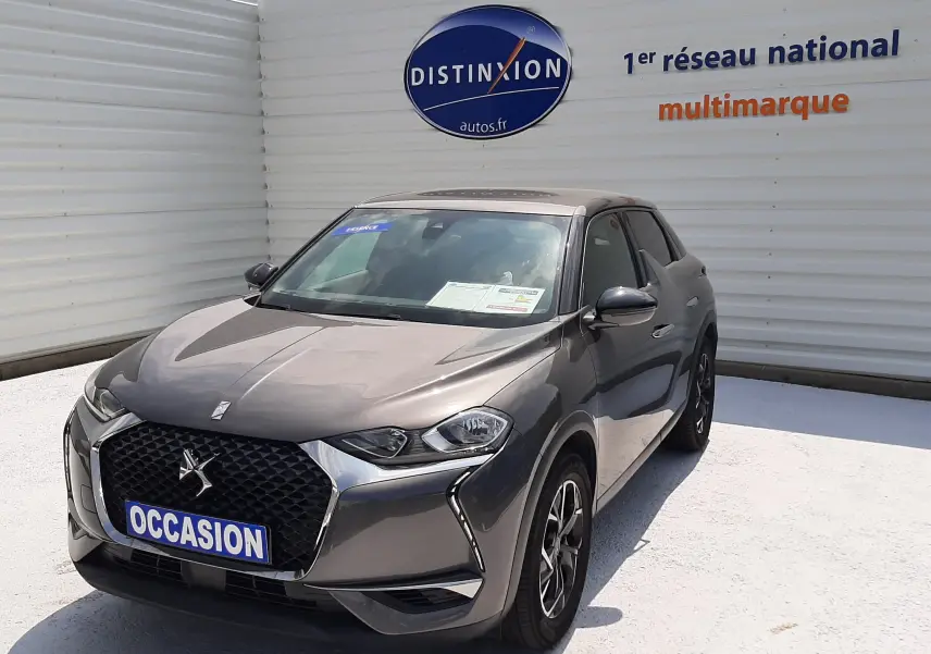 DS3 Crossback gris platinium métal en 3/4 avant droit, avec calandre distinctive et jantes bi-ton visibles.