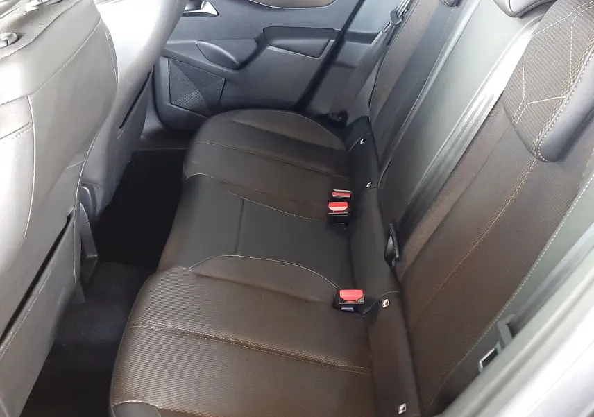 Vue intérieure côté droit des sièges arrière en cuir noir du DS3 Crossback 2020, soulignant leur finition élégante.