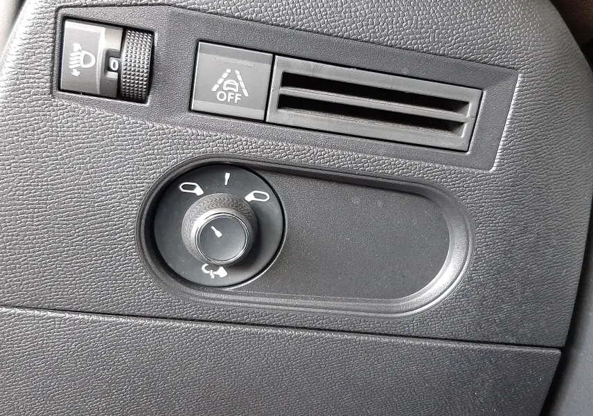 Détail intérieur du tableau de bord gris foncé du DS3 Crossback 2020 avec commandes d'éclairage et ventilation.