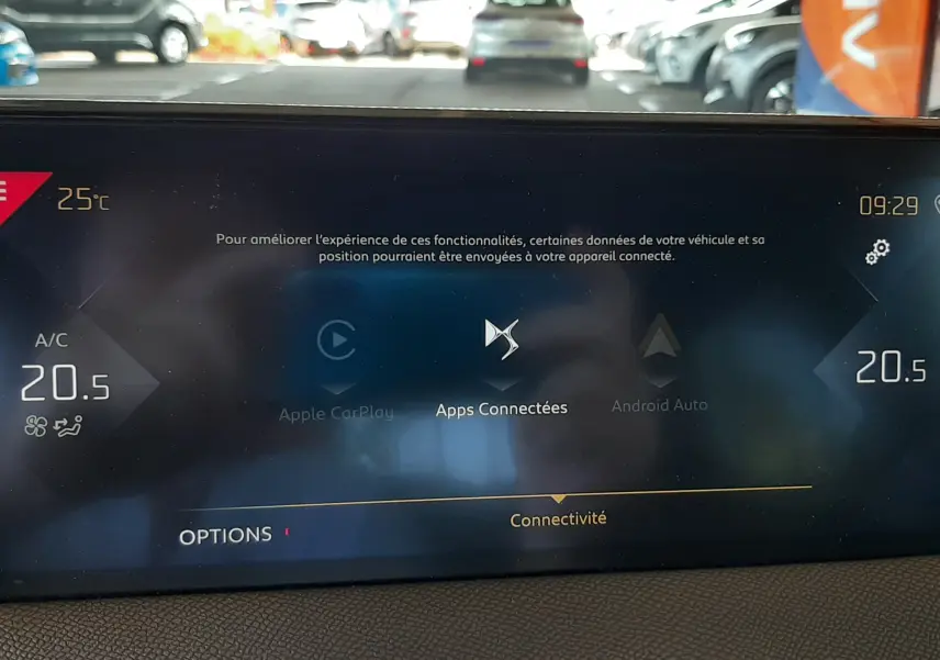 Écran tactile central du DS3 Crossback 2020 affichant les options de connectivité avec tableau de bord en cuir noir.