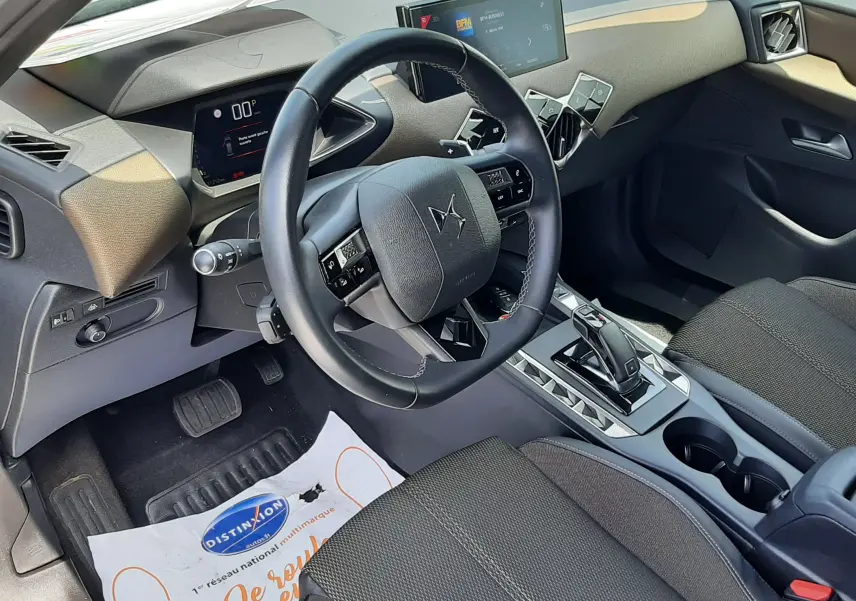 Intérieur côté conducteur du DS3 Crossback 2020, tableau de bord moderne avec volant cuir noir et écran tactile central.