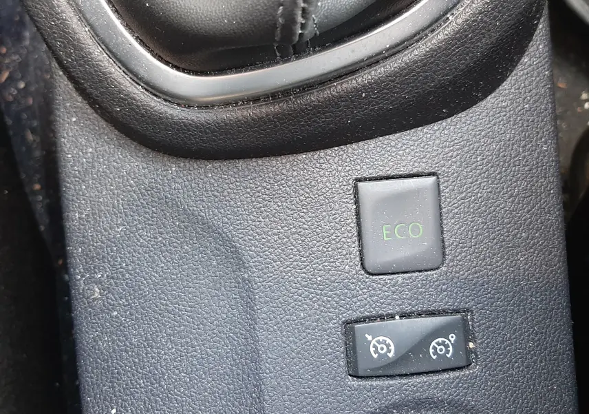 Boutons de mode ECO et régulateur de vitesse sur la console centrale noire du Renault Captur gris Cassiope toit noir 2018.