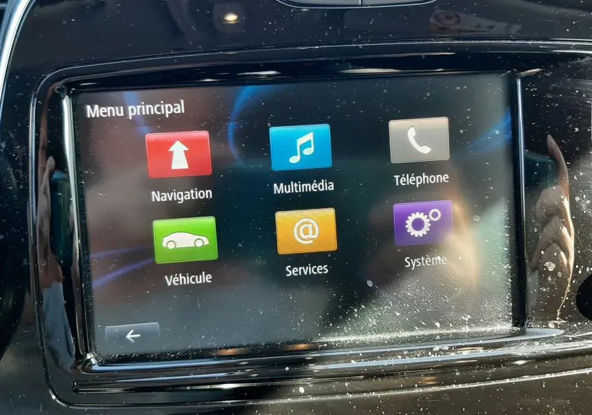 Écran tactile central affichant le menu principal du Renault Captur 2018, finition Intens, intérieur noir.
