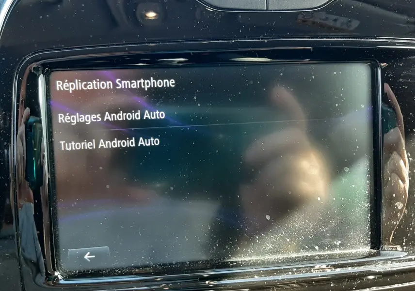Écran tactile central du tableau de bord du Renault Captur 2018 affichant les options Android Auto.