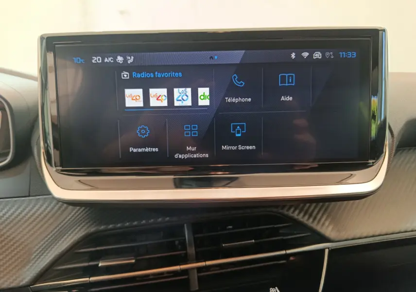 Écran tactile central 10 pouces affichant les options multimédias dans l'habitacle d'une Peugeot 208 gris foncé.