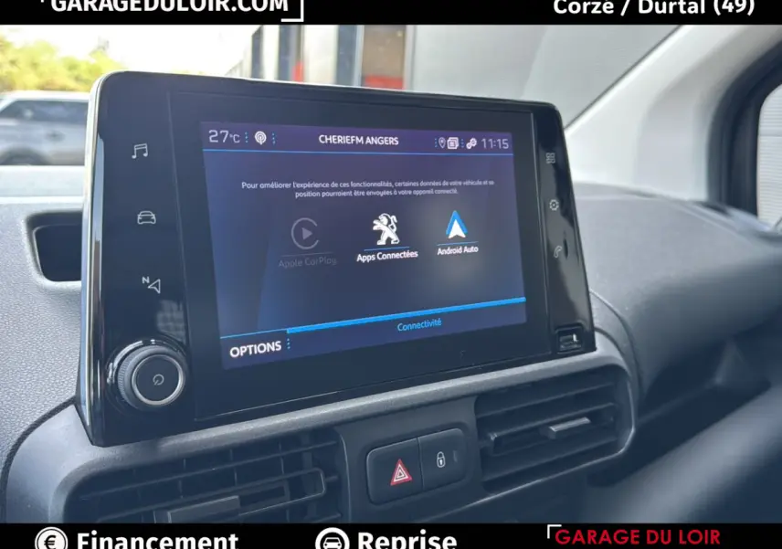 Vue intérieure du tableau de bord du Peugeot Rifter 2024, écran tactile affichant les options Apple CarPlay et Android Auto.