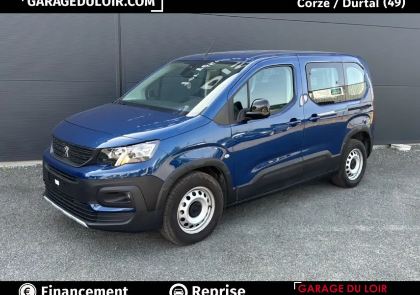 Peugeot Rifter bleu 2024 en vue 3/4 avant droit, avec jantes acier et protections noires sur les bas de caisse.