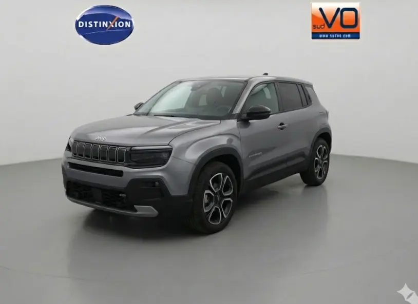 Jeep Avenger gris 3/4 avant droit, jantes alliage 18 pouces et calandre noire distinctive.
