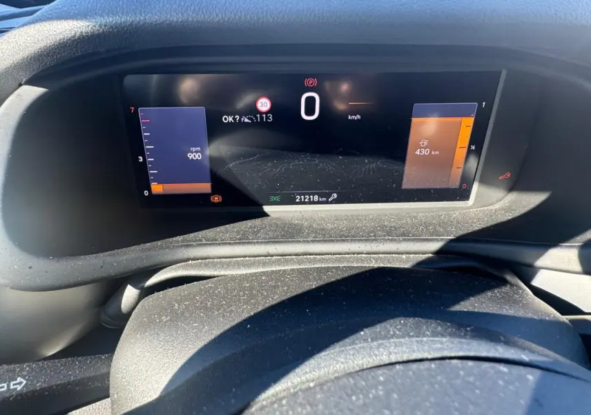 Tableau de bord numérique du Jeep Avenger 2025, affichage central avec compte-tours et autonomie en essence.