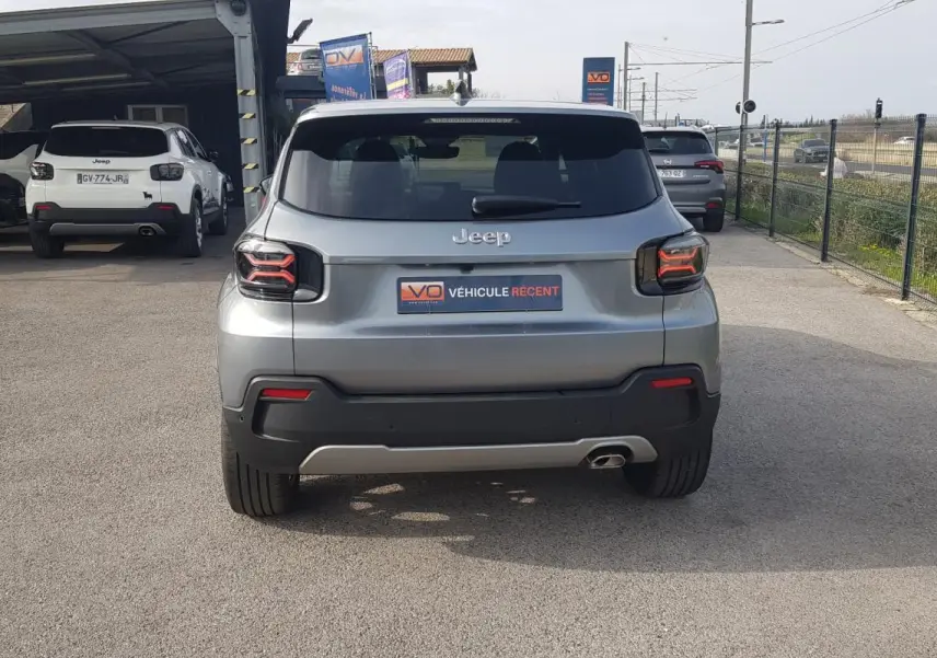 Vue arrière d’un Jeep Avenger gris 2025 avec feux arrière LED et plaque « Véhicule récent » visible.