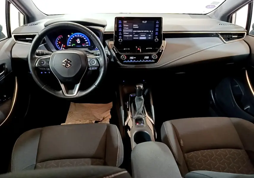 Vue intérieure avant du Suzuki Swace 1.8 Hybrid Privilege 2021, tableau de bord moderne avec écran tactile central et volant multifonctions cuir.