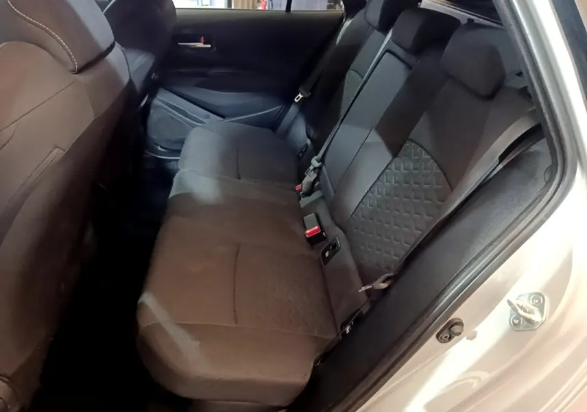 Vue intérieure côté droit montrant la banquette arrière noire du Suzuki Swace gris clair 2021.