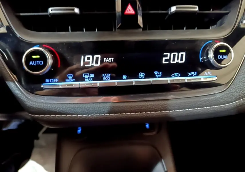 Gros plan sur la console centrale de la Suzuki Swace 1.8 Hybrid Privilege 2021, affichage digital de la climatisation bi-zone.