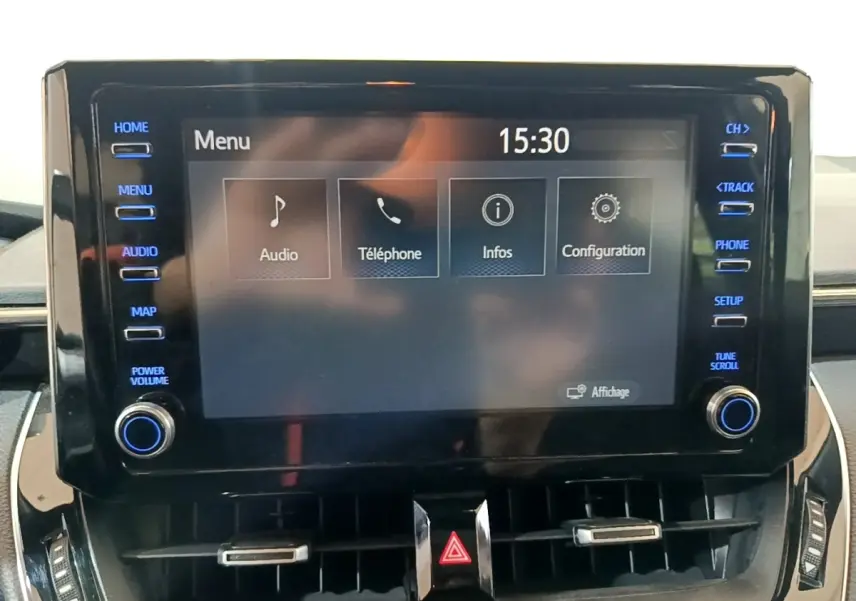 Écran tactile central du tableau de bord du Suzuki Swace gris clair, avec commandes audio et téléphone visibles.