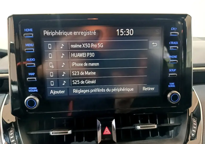 Écran tactile central du tableau de bord du Suzuki Swace gris clair, affichant les périphériques Bluetooth connectés.