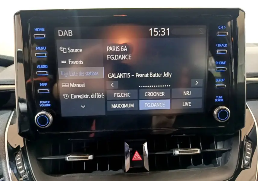 Écran tactile central du tableau de bord du Suzuki Swace 1.8 Hybrid Privilege, affichant les stations radio DAB.