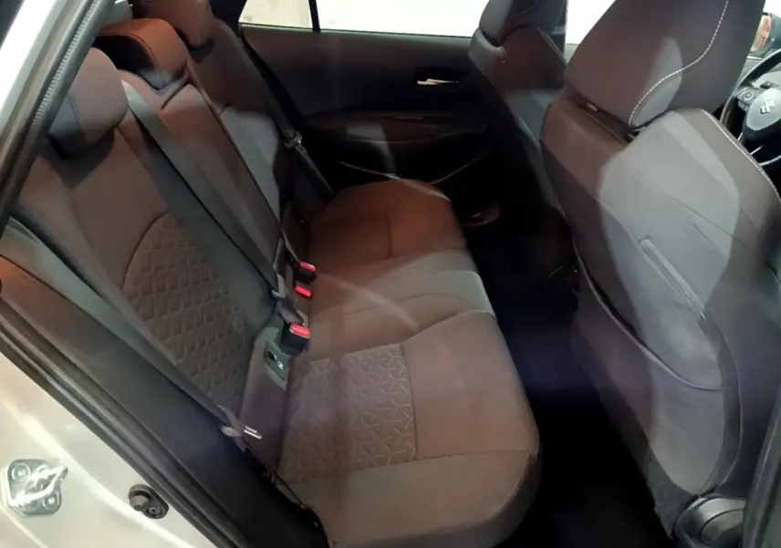 Vue intérieure côté gauche montrant la banquette arrière noire de la Suzuki Swace 1.8 Hybrid Privilege 2021.