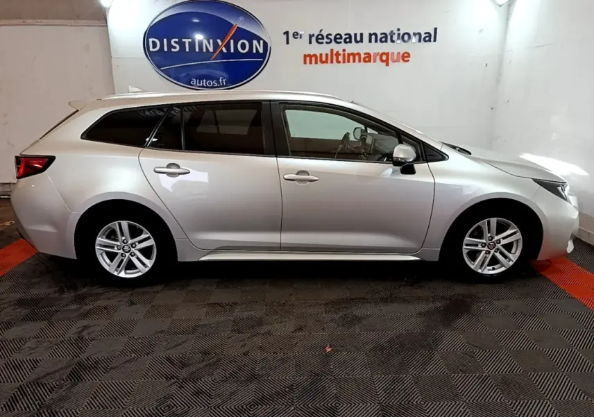 Vue latérale droite d'une Suzuki Swace gris clair 2021 en version hybride, avec jantes alliage et vitres teintées.