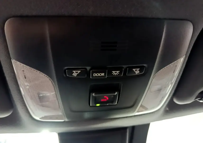 Plafonnier intérieur avec boutons d’éclairage et alerte SOS dans une Suzuki Swace gris clair, vue de dessous.
