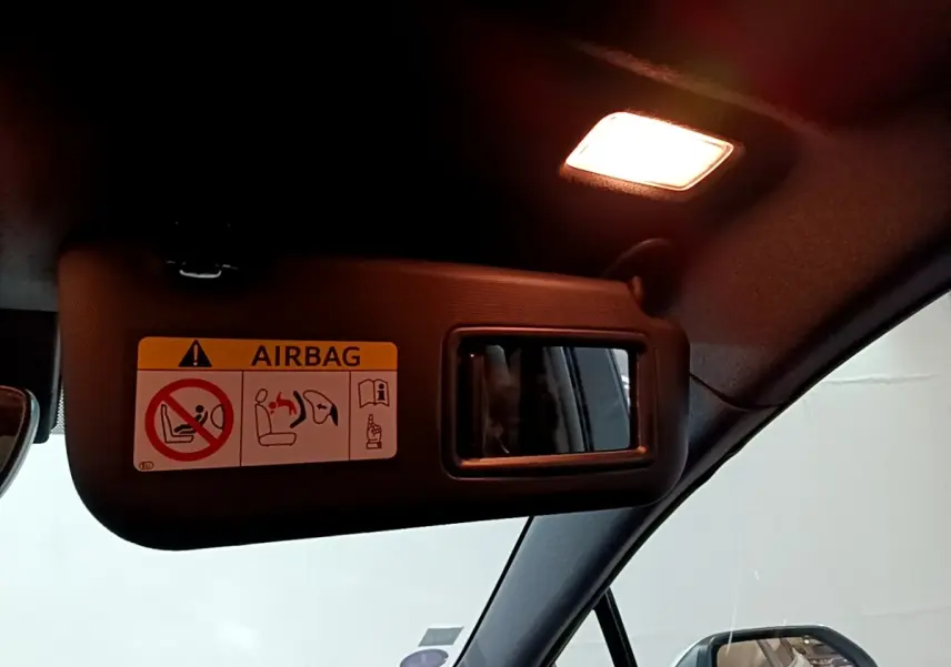 Pare-soleil côté conducteur avec miroir intégré et éclairage intérieur allumé dans Suzuki Swace gris clair 2021.