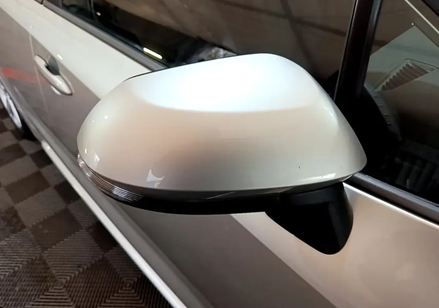 Rétroviseur côté gauche gris clair de la Suzuki Swace 1.8 Hybrid Privilege 2021 avec clignotant intégré.