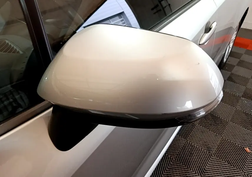 Rétroviseur côté gauche gris clair de la Suzuki Swace 1.8 Hybrid Privilege, avec clignotant intégré, vue rapprochée.