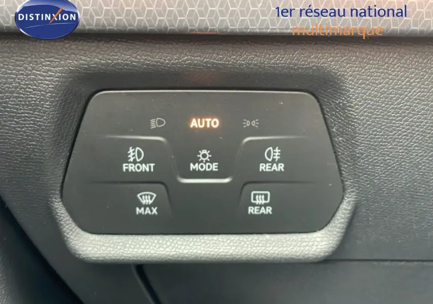 Panneau de commandes d’éclairage avec mode automatique allumé sur SEAT LEON ST 2.0 TDI 115CH STYLE XL 2025.