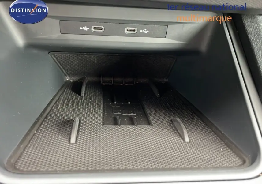 Gros plan sur la zone de recharge et ports USB-C du SEAT LEON ST 2.0 TDI 115CH STYLE XL, intérieur noir.