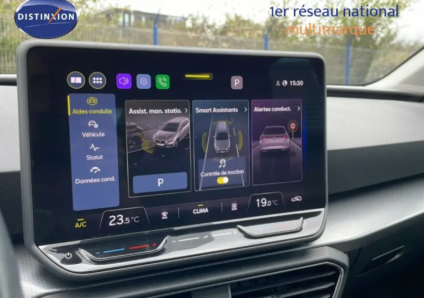 Écran tactile central affichant les aides à la conduite dans l’habitacle gris-noir du SEAT Leon ST bleu Fjord.