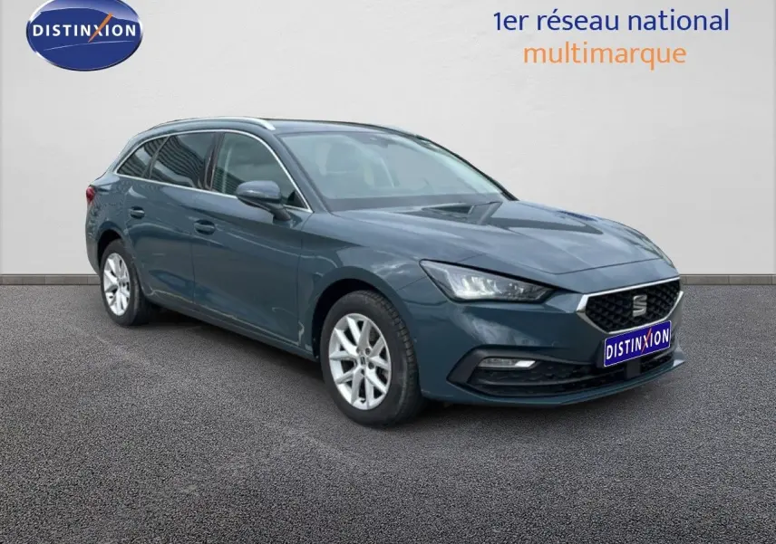 SEAT LEON ST bleu Fjord en 3/4 avant droit, break diesel 2025 avec jantes alliage et calandre noire.
