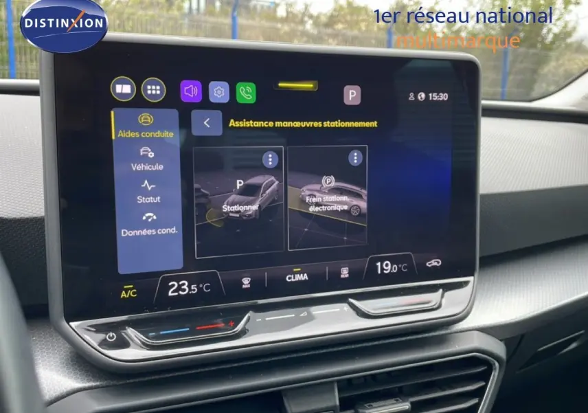 Écran tactile intérieur du SEAT LEON ST 2025 bleu Fjord, affichant l'assistance aux manœuvres de stationnement.