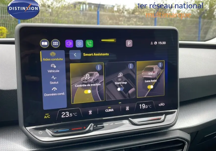 Écran tactile central affichant les assistants de conduite dans l’habitacle d’une SEAT LEON ST 2025.