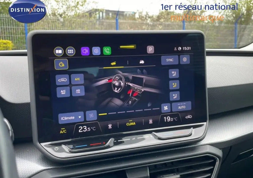 Écran tactile central affichant les réglages de climatisation dans l’habitacle d’une SEAT LEON ST 2025.